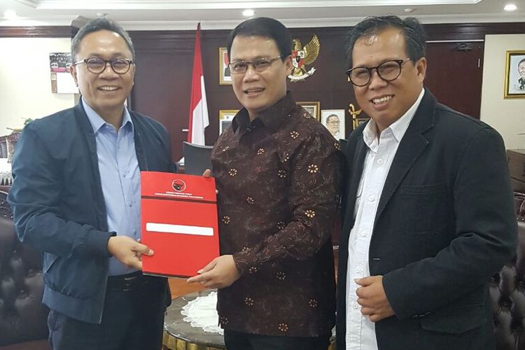 Ketua Fraksi PDI-P MPR Ahmad Basarah dan ketua MPR Zulkifli Hasan di Komplek Parlemen, Senayan, Jakarta, Senin (19/3/2018).