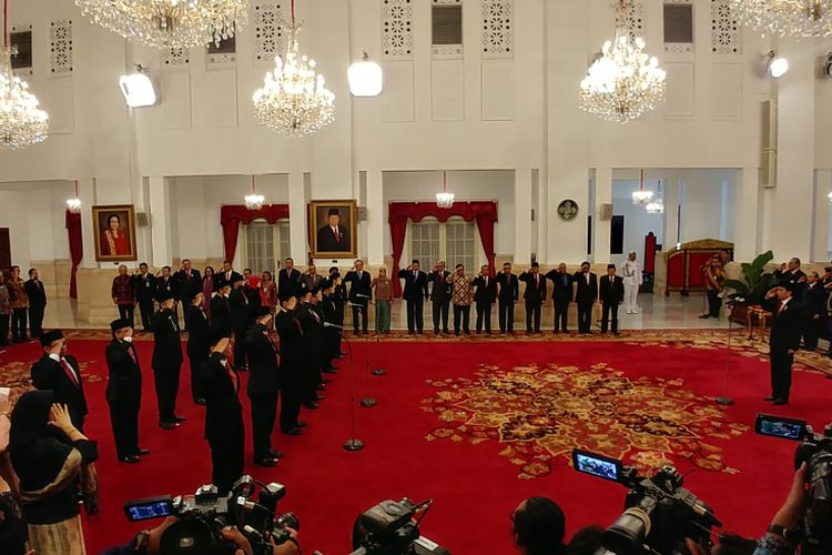 Presiden Joko Widodo melantik Anggota Badan Pengelolaan Keuangan Haji di Istana Merdeka, Jakarta, Rabu (26/7/2017).