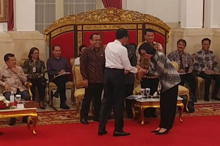 Presiden Joko Widodo mengucapkan selamat kepada Sri Mulyani karena meraih predikat menteri keuangan terbaik dunia. Ucapan selamat diberikan saat rapat kabinet paripurna di Istana Negara, Jakarta, Senin (12/2/2018).
