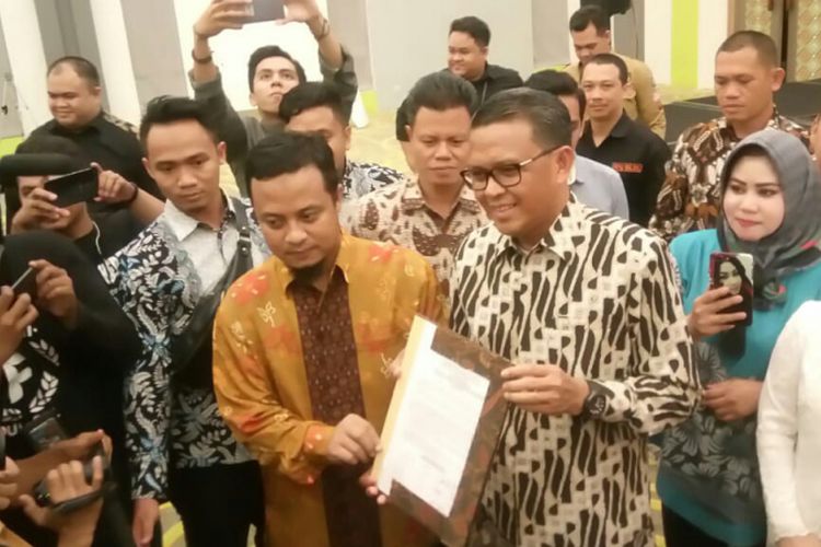 Pasangan calon Nurdin Abdullah-Andi Sudirman Sulaiman menerima SK Gubernur dan Wakil Gubernur Sulsel terpilih 2018-2023, Kamis (26/7/2018).