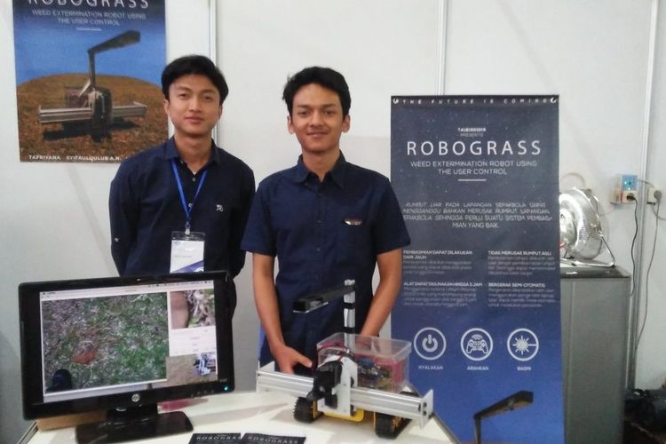 Syifauqulub AN (kiri) dan M Farhan A memamerkan Robograss pada acara Electrical Engineering Days 2019.