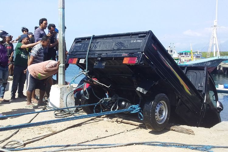 Foto : Proses evakuasi mobil pick up dari air laut di pelabuhan Wuring, Maumere, Kabupaten Sikka, NTT, Sabtu (24/8/2019).