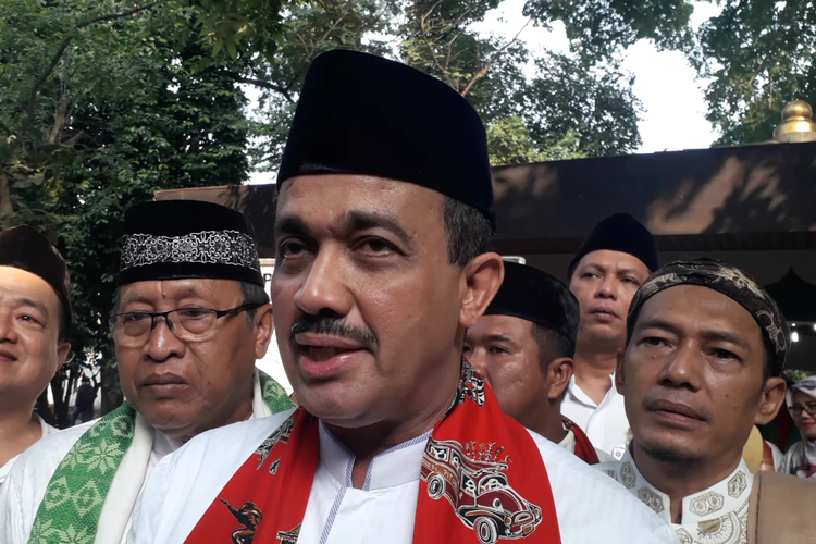 Wali Kota Jakarta Timur Muhammad Anwar memberikan keterangan di Makam Pangeran Jayakarta, Senin (17/6/2019).