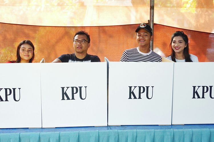 Musisi Anang Hermansyah bersama sang istri, Ashanty dan kedua anaknya, Aurel Hermansyah dan Azriel Hermansyah saat melakukan pemungutan suara di TPS 89 Cinere, Depok, Jawa Barat, Rabu (17/4/2019).