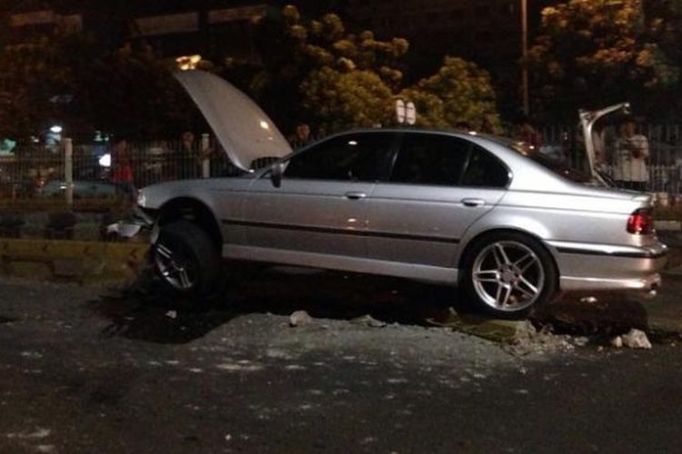Mobil sedan BMW yang dikendarai seorang pria bernama Gilang menabrak separator jalur transjakarta di kawasan Mampang, Jakarta Selatan, Kamis malam.