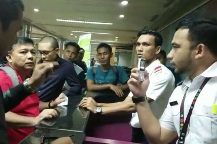 Belasan penumpang lion air dari pekanbaru yang hendak menuju palembang mengamuk karena ditelantarkan saat transit di bandara hangnadim Batam.