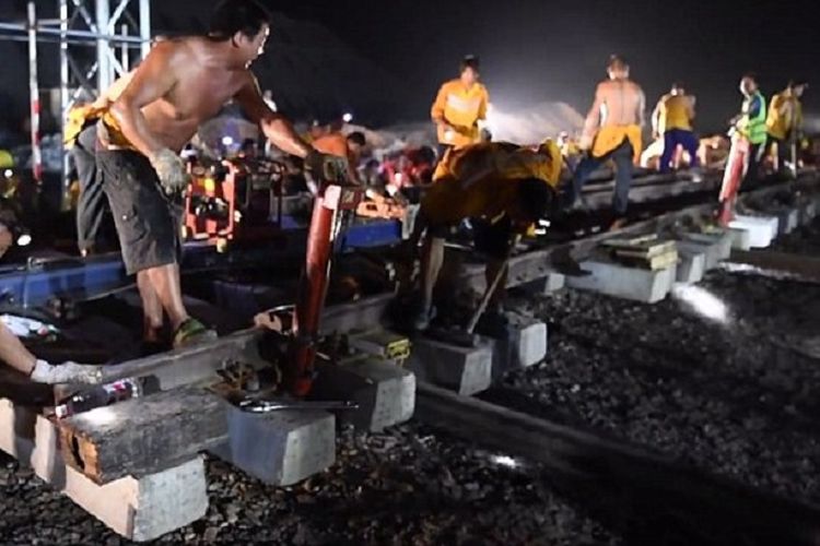 Dalam foto yang diambil dari tangkapan layar ini memperlihatkan saat-saat para pekerja membangun sebuah jalur kereta api baru di sebuah kota di wilayah selatan China.