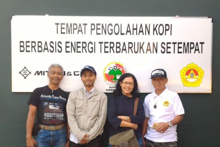 Tim pengembangan desa mandiri energi dan ekonomi Universitas Darma Persada di Gunung Halu, yakni Aep Saepul Uyun, Ketua Jurusan Program Studi Energi Terbarukan di Sekolah Pasca Sarjana Universitas Darma Persada (dua dari kiri), dan para dosen Sekolah Pasca Sarjana Universitas Darma Persada, Jombrik (kiri), Irna Nirwani Dajadiningrat dan Rahedi Soegeng. 