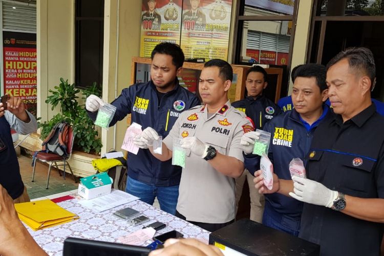 Polsek Kembangan mengungkap kasus peredaran narkoba oleh jaringan Lapas Cipinang di Mapolsek Kembangan, Jakarta Barat pada Kamis (3/1/2019).