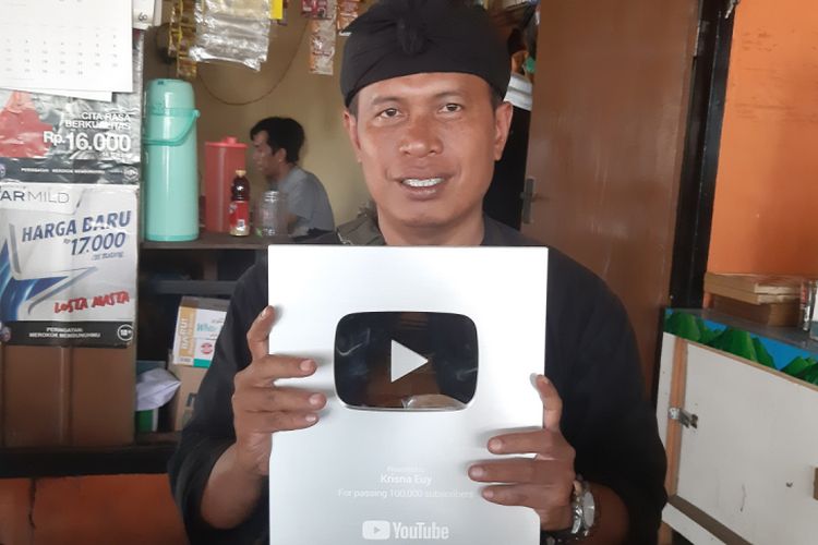 Kang Krisna Supriatna, YouTuber desa asal Sumedang yang pertama meraih Silver Play Button. Dari YouTube pula, Kang Kris mampu menguliahkan anaknya di Universitas Padjadjaran.