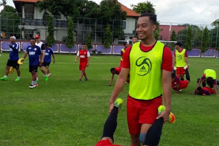 Hamka Hamzah saat berlatih bersama PSM Makassar di Gelora Samudra, Kuta, Rabu (25/1/2017). 