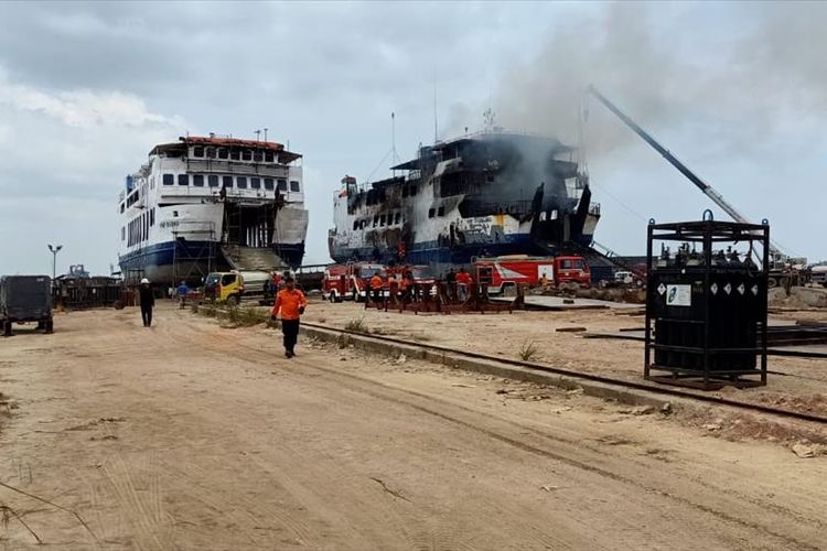 Kapal penyeberangan Roll On Roll Off (Roro) KMP Sembilang yang sedang melakukan docking (Perbaikan) tahunan di galangan kapal PT. Karimun Marine Shipyard (KMS), Rabu (31/7/2019) meledak.
