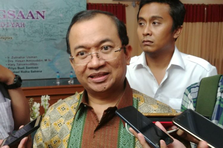 Politisi senior yang lama bergelut di Partai Golkar, Priyo Budi Santoso, kini resmi menjadi Sekjen Partai Berkarya.   Pada Kamis (12/4/2018) hari ini, Priyo mewakili partainya untuk hadir dalam Halaqah Kebangsaan di PP Muhammadiyah, Jakarta.