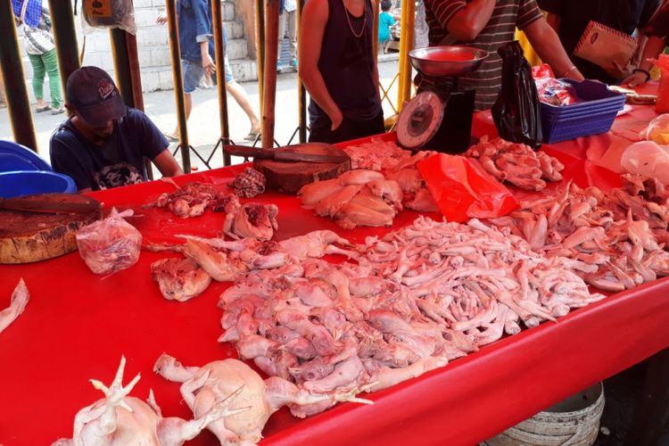 Pedagang daging ayam di Pasar Baru Bekasi, Bekasi Timur, Rabu (18/07/2018).