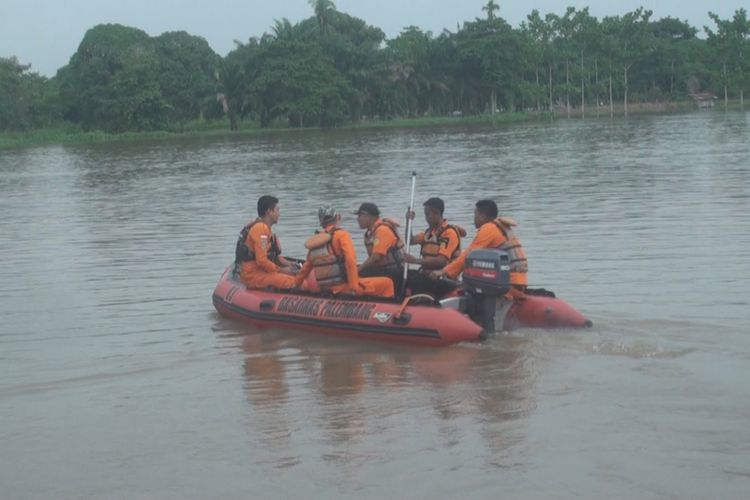 Menggunakan perahu karet anggota Basarnas Palembang dipimpin Kasiops Inarwan, kembali melakukan pencarian terhadap korban Juni (54 tahun) warga desa Muara Dua Pemulutan Ogan Ilir yang jatuh saat berperahu di sungai desa setempat