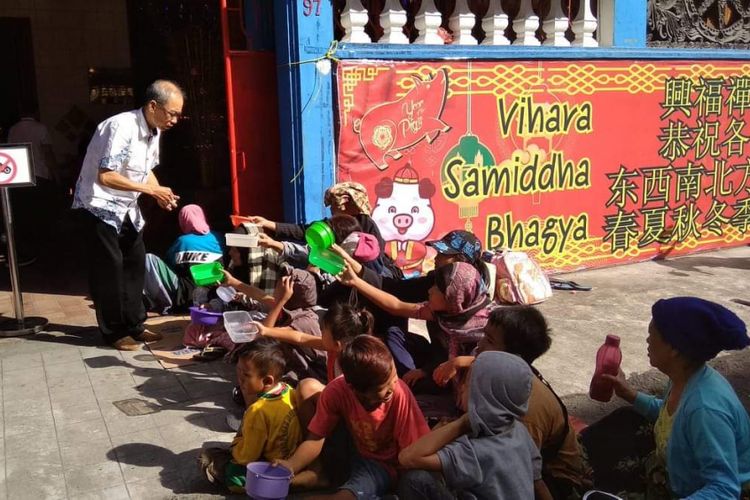 Belasan warga duduk menerima angpau depan Vihara Samidda Bhagya, Jalan Thamrin, Pematangsiantar, Selasa (5/2/2019).