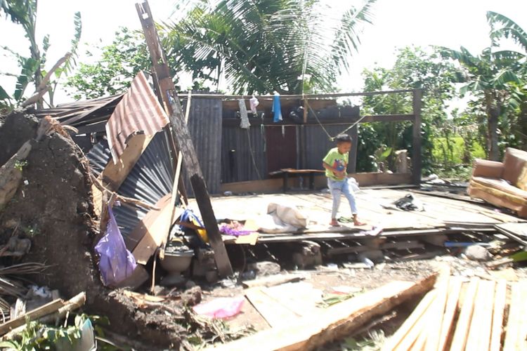 Salah satu rumah warga di Sidrap hancur akibat tertimpa pohon tumbang yang diempas angin puting beliung, Senin (28/1/2019).