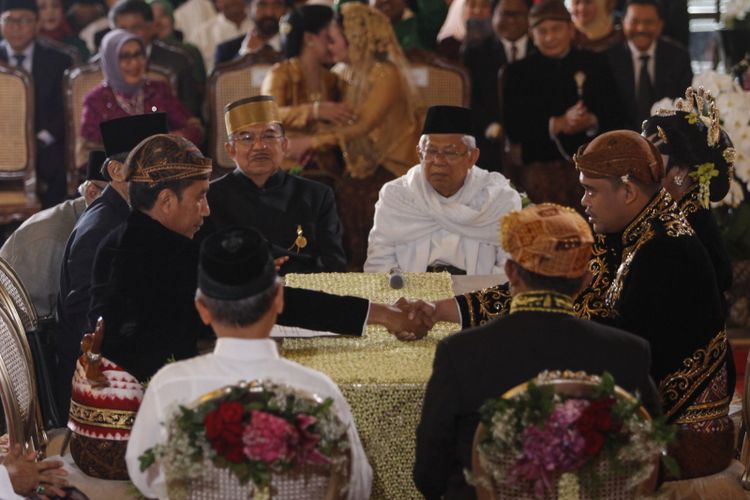 Presiden Joko Widodo (ketiga kiri) menikahkan putrinya, Kahiyang Ayu (kanan) dengan Bobby Nasution (kedua kanan) disaksikan Wakil Presiden Jusuf Kalla (keempat kiri) dan Ketua MUI KH Maruf Amin (keempat kanan) saat ijab kabul di Gedung Graha Saba, Sumber, Solo, Jawa Tengah, Rabu (8/11/2017).