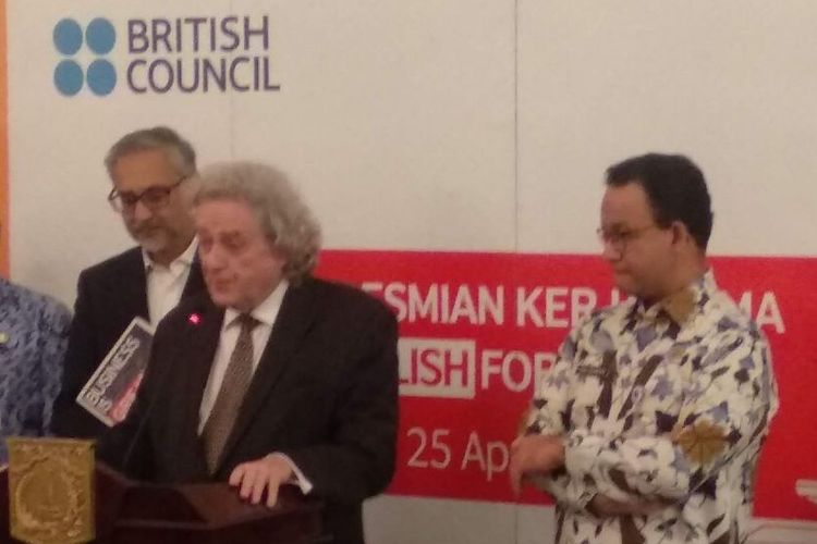 Duta Besar Inggris untuk Indonesia dan Timor Leste Moazzam Malik (paling kiri), Direktur British Council Indonesia Paul Smith (tengah), dan Gubernur DKI Jakarta Anies Baswedan, di Balai Kota DKI Jakarta, Kamis (25/4/2019).