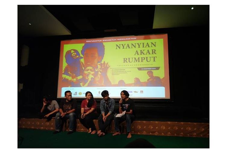 Salah satu sesi di acara pemutaran film Nyanyian Akar Rumput karya sutradara Yuda Kurniawan yang diselenggarakan di Solo.