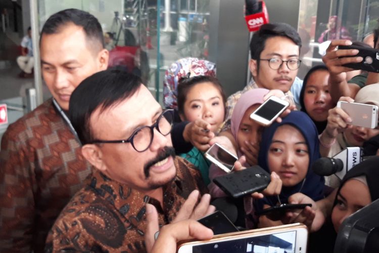 Pemain film Leroy Osmani seusai diperiksa sebagai saksi di Gedung KPK Jakarta, Jumat (16/3/2018).