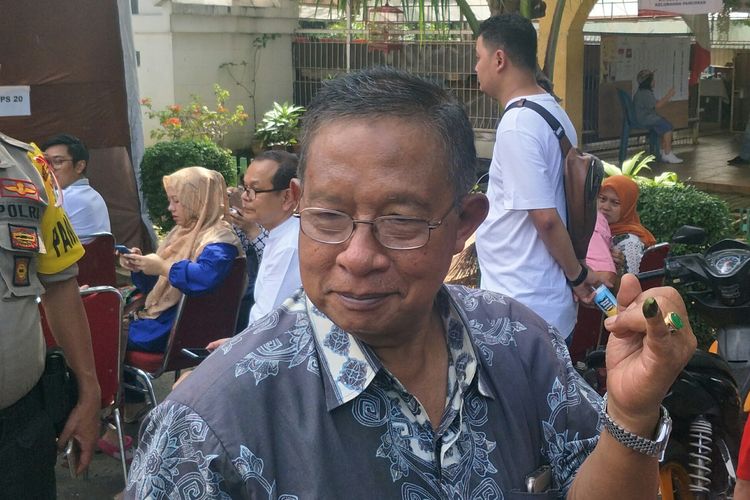 Menko Darmin Nasution usai mrncoblos di TPS 20. Kompleks Liga Mas Pancoran, Jakarta Selatan, Jakarta, Rabu (17/4/2019)