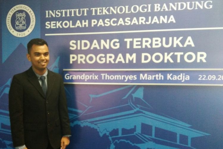 Grandprix Thomryes Marth Kadja seusai memaparkan disertasinya di hadapan penguji dalam sidang terbuka di Gedung Annex, CCR, Rektorat Institut Teknologi Bandung (ITB), Jalan Tamansari, Jumat (22/9/2017) siang. Grandprix dinyatakan lulus dengan nilai cumlaude dan menyandang gelar dokter termuda Indonesia di usia 24 tahun.  