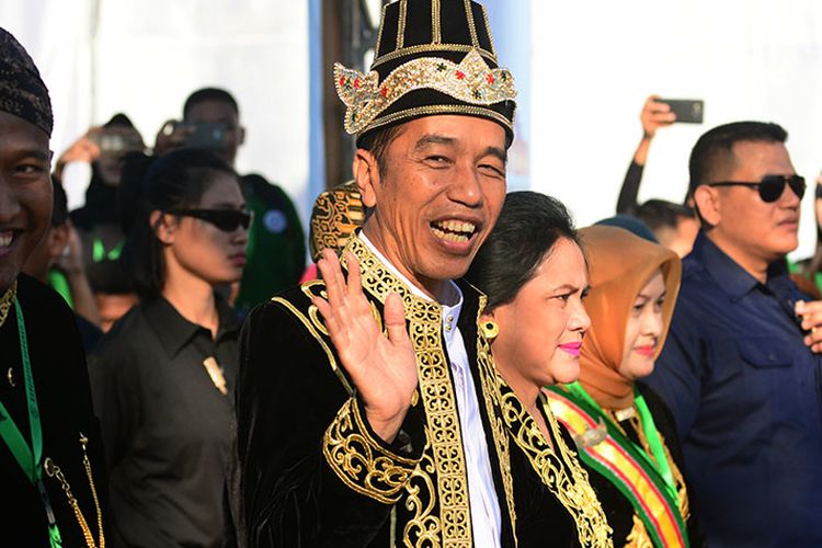 Presiden Jokowi beserta istri saat menghadiri festival keraton dan masyarakat adat di Sumenep, Pulau Madura, Jawa Timur, Minggu (28/10/2018).