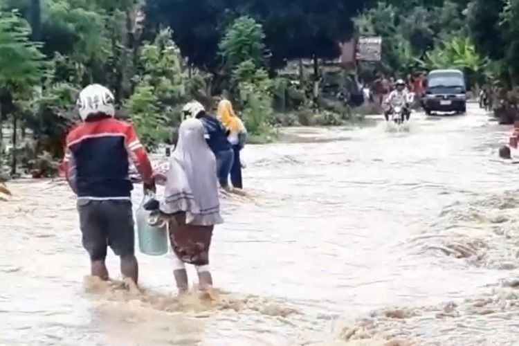 Empat kecamatan di Luwu terendam banjir, pengguna jalan nekat melintasi banjir, Sabtu (08/06/2019)