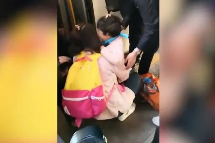 Momen saat anak perempuan yang terjatuh ke kolong kereta api dapat diselamatkan dan bertemu kembali dengan ibunya.