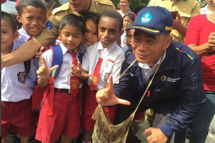 Mendikbud pantau hari pertama sekolah di Papua (16/7/2018).