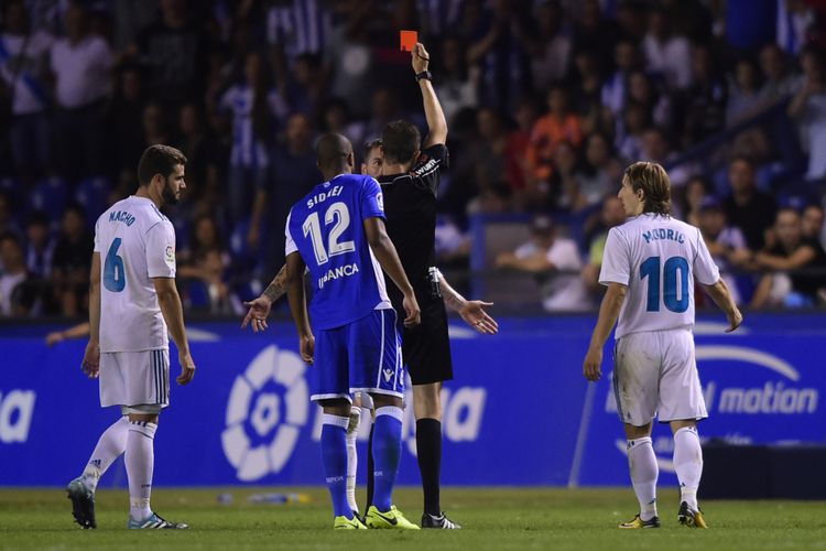 Bek Real Madrid Sergio Ramos diberikan kartu merah oleh wasit dalam pertandingan perdana La Liga melawan Deportivo La Coruna di Municipal de Riazor, La Coruna, Minggu (20/8/2017).