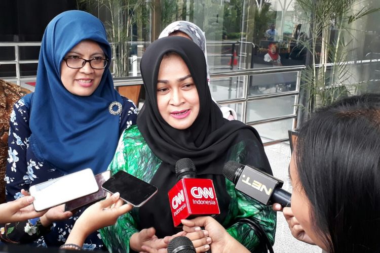 Evy Susanti (kerudung hitam), istri Gubernur nonaktif Sumatera Utara Gatot Pujo Nugroho, Rabu (4/10/2017)