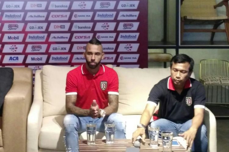 Pemain baru Bali United, Demerson, bersama pelatih Widodo Cahyono Putro.