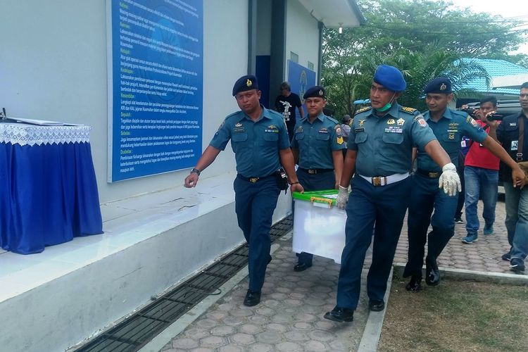 Prajurit TNI AL membawa barang bukti 50 kilogram sabu-sabu di Markas TNI AL, Kecamatan Dewantara, Kabupaten Aceh Utara, Selasa (19/3/2019)