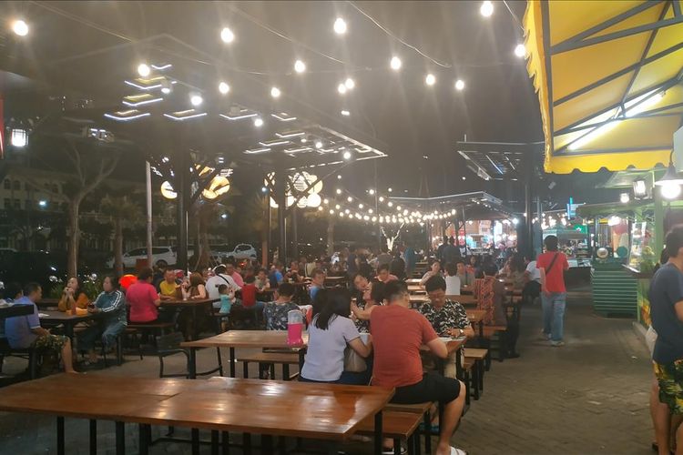 Suasana di Food Street Pulau D, pulau hasil reklamasi Teluk Jakarta, Kamis (13/6/2019).