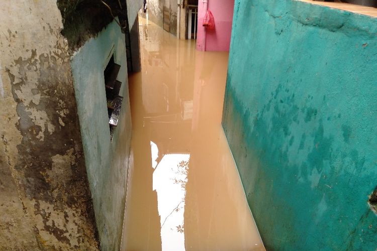 Banjir di Jalan Rukun Ujung, RT 05/05 Kelurahan Pejaten Timur, Pasar Minggu, Jakarta Selatan Karena Luapan Kali Ciliwung, Rabu (24/4/2019)