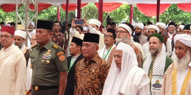 Menhan Ryamizard Ryacudu bersama ulama di Pendopo Kajen, Pekalongan, Jawa Tengah, Selasa (9/4/2019).