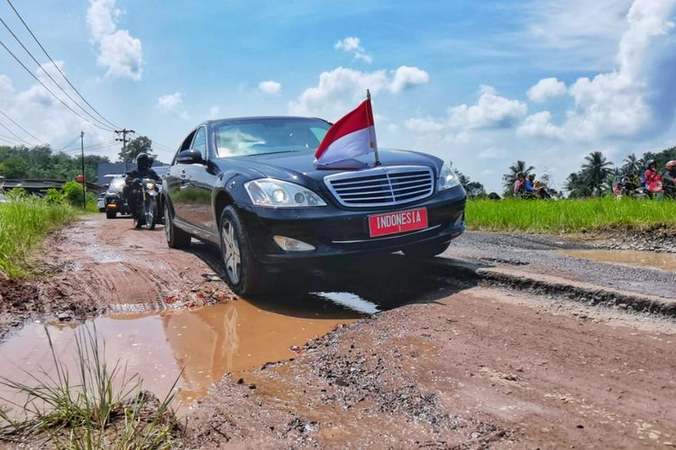 Mobeil Presiden Joko Widodo (Jokowi) melintasi jalanan rusak dalam kunjungannya ke Provinsi Lampung, Jumat (5/5/2023). Dalam kunjungan ini Jokowi menyatakan jika pemerintah daerah tak mampu memperbaiki jalan yang rusak maka perbaikan akan dilaksanakan oleh Pemerintah Pusat. 