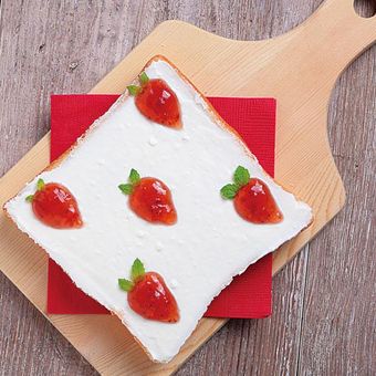 Strawberry motif toast. 