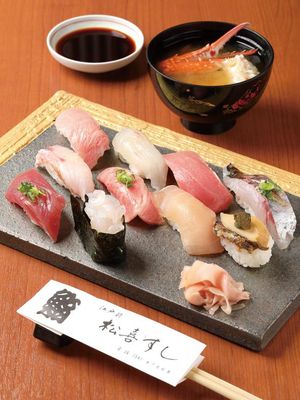 Hidangan Omakase Nigiri. Kombinasi antara nasi cuka yang kaya rasa dan bahan-bahan laut segar menghasilkan rasa yang luar biasa.