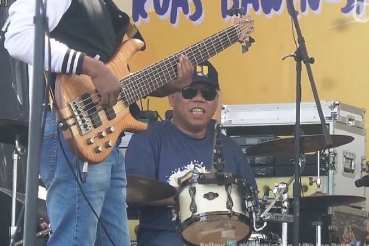 Menteri PUPR menabuh drum diiringi Gubernur Jateng Ganjar Pranowo menyanyi dan istrinya, Siti Atikoh Ganjar berjoget di Festival Jalan Tol Ruas Bawen-Salatiga, Minggu (14/8/2017).