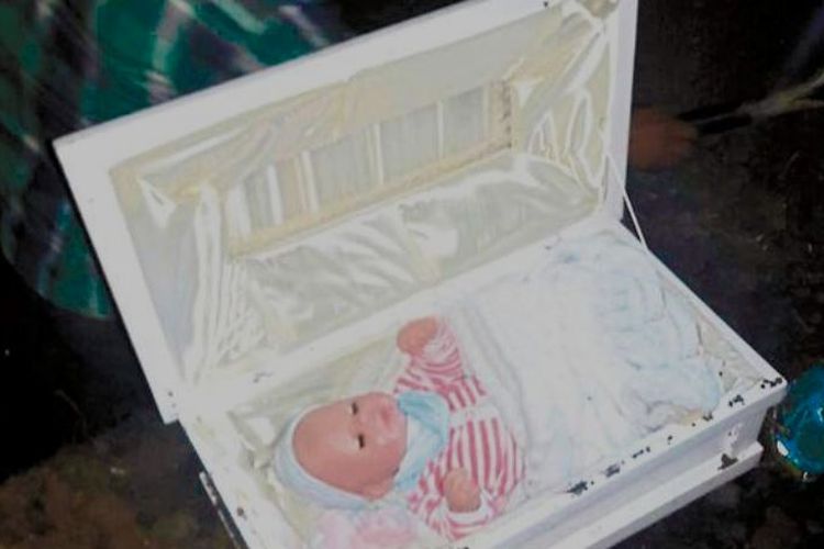 Peti mati kecil berwarna putih yang digali ternyata hanya berisi sebuah boneka.
