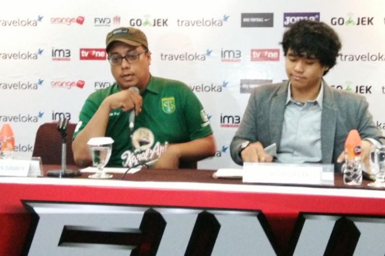 Asisten Manajer Persebaya Surabaya Chairul Basalamah saat hadir dalam sesi jumpa pers jelang laga semifinal Liga 2 di Hotel Horison, Bandung, Jumat (24/11/2017).