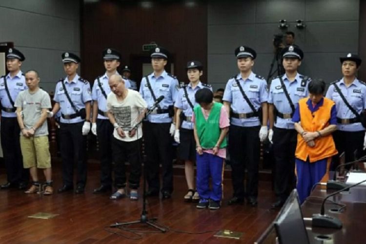 Satu keluarga asal kota Qingdao, China ini dijatuhi hukuman mati karena terbukti membunuh pemilik rumah kontrakan mereka.