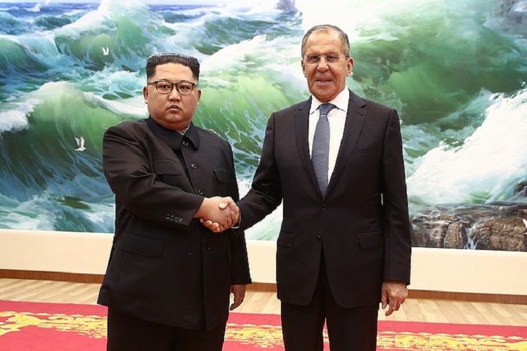 Pemimpin Korea Utara Kim Jong Un (kiri) ketika berjabat tangan dengan Menteri Luar Negeri Rusia Sergey Lavrov di Pyongyang Kamis (31/5/2018).