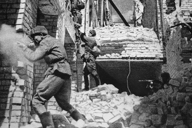 Prajurit Uni Soviet ketika berperang melawan Nazi Jerman dalam Pertempuran Stalingrad. Perang yang berlangsung sejak 23 Agustus 1942 itu kemudian dimenangkan Soviet pada 2 Februari 1943, dan sekaligus mengubah jalannya Perang Dunia II menjadi milik Sekutu.