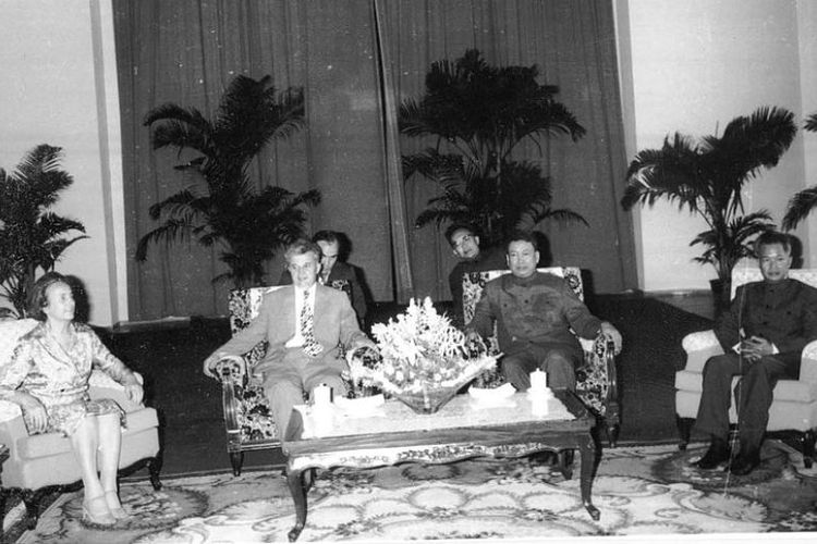 Pol Pot (nomor tiga dari kiri) menerima Presiden Romania Nicolae Ceausescu di Phnom Pehn pada 1978.