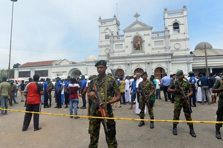 Personel keamanan Sri Lanka berjaga di luar gereja St Anthony, Kolombo yang menjadi salah satu sasaran ledakan pada Minggu (21/4/2019). 