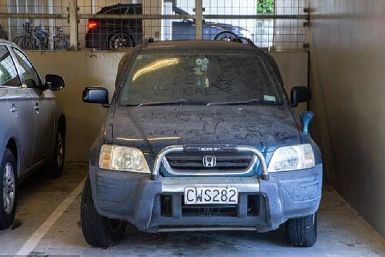 Sebuah mobil Honda CRV ditinggal selama setahun di lahan parkir sebuah rumah sakit di Selandia Baru.